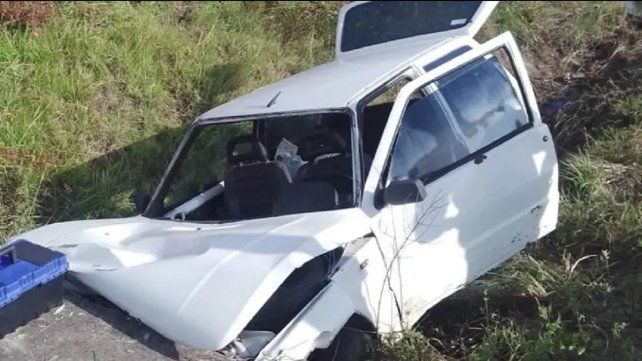 Un auto se despistó y chocó contra una alcantarilla en la Autovía Artigas.&nbsp;