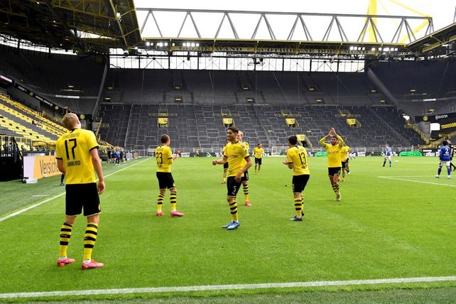 Borussia Dortmund goleó al Schalke en la vuelta de la Bundesliga.