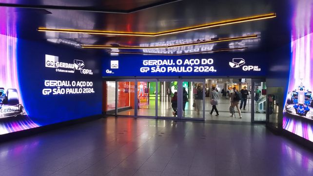 Ingreso a uno de los aeropuertos de San Pablo, con la bienvenida sobre la carrera.