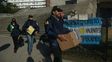 operativo. Efectivos de fuerzas de seguridad se llevan cajas del edificio de la Armada en Buenos Aires.