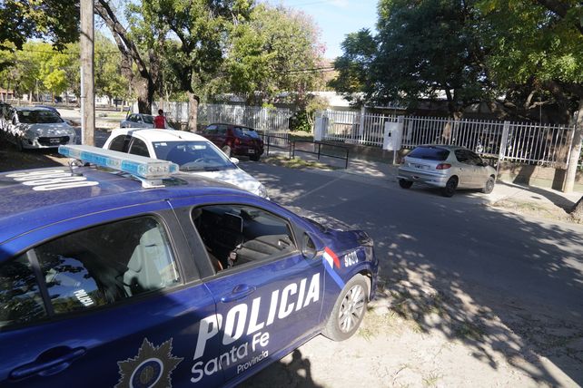 Un patullero custodia la escuela José Mármol
