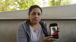 Nilda, madre de Noelia, espera todas las tardes el parte de terapia intensiva.