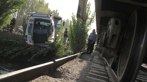 Un tren arroll&oacute; a un transporte escolar en R&iacute;o Negro aunque s&oacute;lo hubo heridos leves