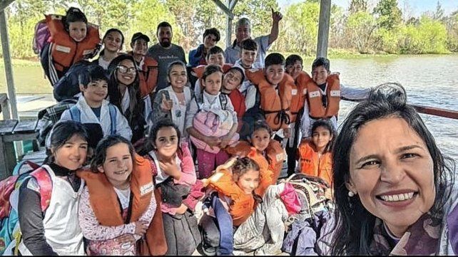 La maestra. Vanesa Gaona junto a sus alumnos de la escuela número 4 Vicente López y Planes de Arroyo Brazo Largo.