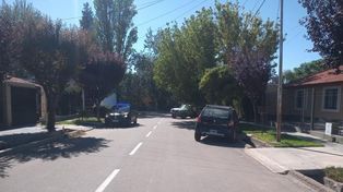 Conductora alcoholizada metió dos autos en una zanja: primero el suyo, luego el del rescate