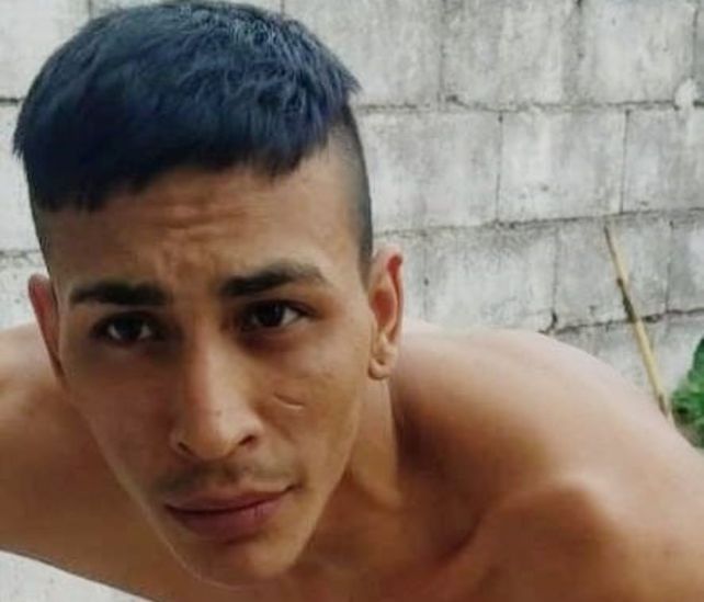 El joven al momento de ausentarse vestía remera color gris