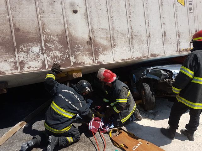 Cómo rescataron a las mujeres atrapadas en el auto que fue aplastado por un camión 