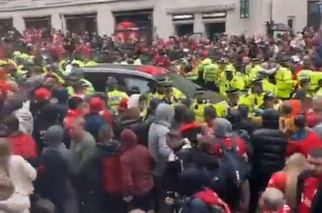 Un conductor irrumpió en el festejo del Liverpool y atropelló a los hinchas