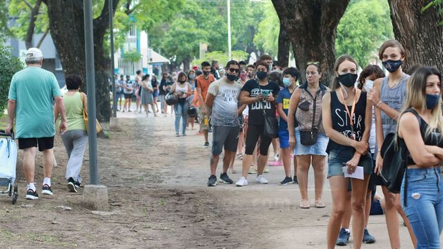 Covid: este lunes reportaron 259 muertes y 25.406 contagios