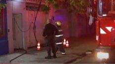 Un cortocircuito inició un incendio en la zona de San Juan al 3900. (captura imagen de TV) Un cortocircuito inició un incendio en la zona de San Juan al 3900. (captura imagen de TV)