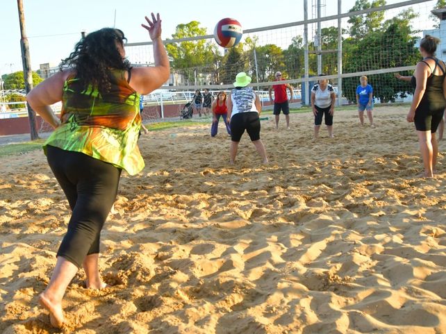En el estadio municipal Jorge Newbery se comenzó a jugar el año pasado y hoy son muchos los que lo practican como así interesados en sumarse a la actividad.