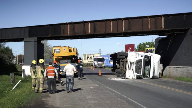 El vehículo cayó sobre la mano de la ruta 33 que va hacia el oeste.