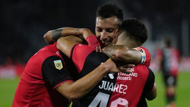 El Piri Vangioni en su último partido vistiendo a camiseta de Newells con triunfo ante Talleres.