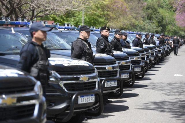 en fila. La norma enfatiza que los policías son servidores públicos