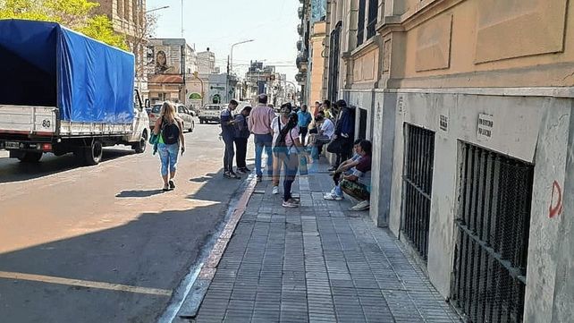 Al municipio de Paraná se acercaron vendedores ambulantes en busca de respuestas favorables con respecto a sus trabajos. Los recibió Pablo Testa.