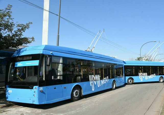 Problemas técnicos. Las altas temperaturas hacen que se recalienten las baterías de los troles y los coches deben bajar la velocidad a 10 km/h