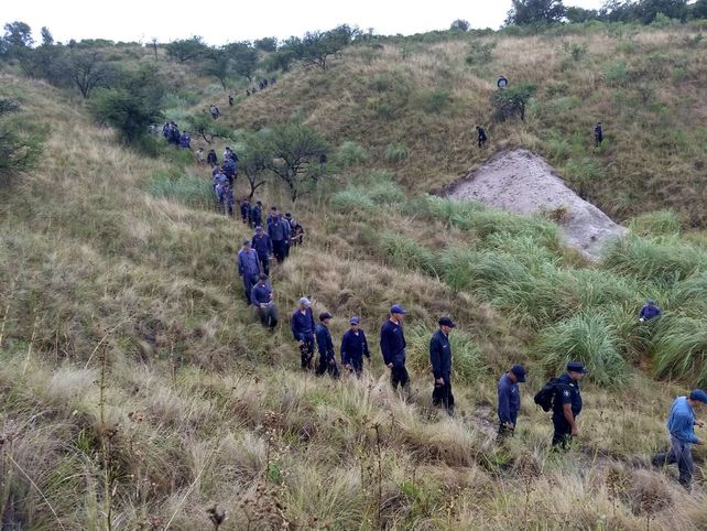 Los policías trabajando en el monte encontraron armas y mochilas.&nbsp;