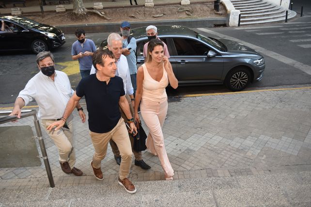 Carolina Losada y Luis Naidenoff ingresan juntos a una reunión con Pablo Javkin realizada en febrero en la Municipalidad