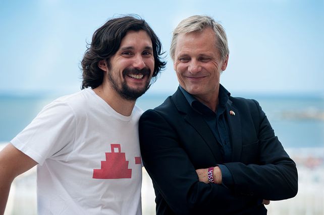 El director argentino Lisandro Alonso (izq.) presentará su nueva película