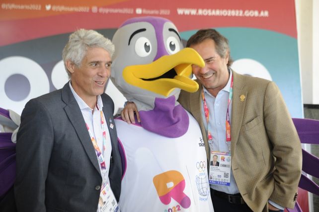 El presidente de Panam Sports, Neven Ilic, junto al secretario de Deporte y Turismo, Adrián Ghiglione, y Teté, la mascota de los Juegos.  