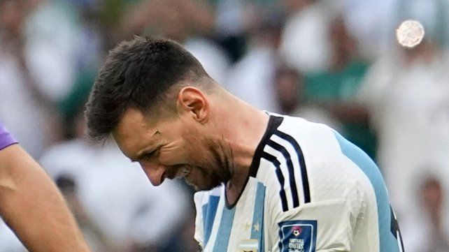 Mundial Qatar 2022: el tobillo que complica a Messi