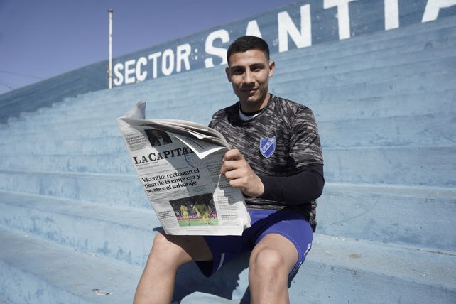 Con la Capital. Vega, luego de su gran actuación, en la tribuna del Olaeta.