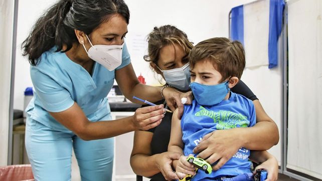 Pediatras alertaron sobre los riesgos de no inmunizar con cuatro dosis a niñas y niños de 6 meses a 12 años. Hay riesgo por la variante Ómicron del Covid-19