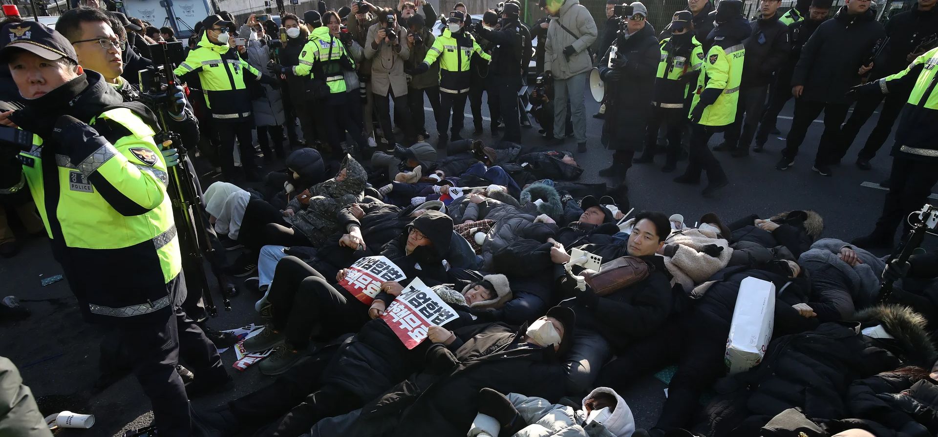Los partidarios del presidente destituido, Yoon Suk Yeol, yacen en la calle frente a su residencia oficial, Seúl, Corea del Sur. Fotografía: Chung Sung-jun/Getty Images Los partidarios del presidente destituido, Yoon Suk Yeol, yacen en la calle frente a su residencia oficial, Seúl, Corea del Sur. Fotografía: Chung Sung-jun/Getty Images
