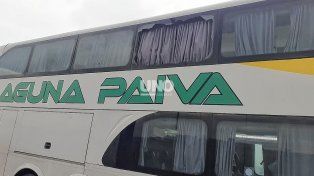 Así quedó el colectivo que transportaba al persona penitenciario atacado a piedrazos.