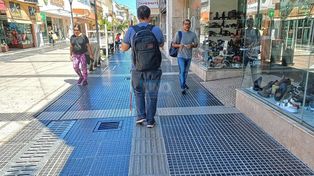 Baldosas podotáctiles en Paraná y un reclamo que persiste