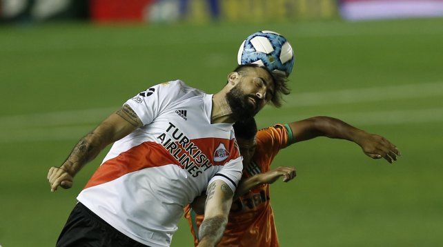 El esfuerzo de Lucas Pratto en cancha de Banfield. El delantero volvió a ser titular en River.