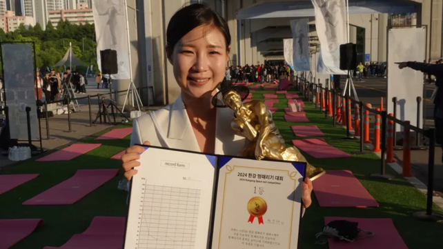 Kwon So-a, una locutora independiente, fue la ganadora y se llevó el trofeo con la forma de la escultura “El Pensador”.