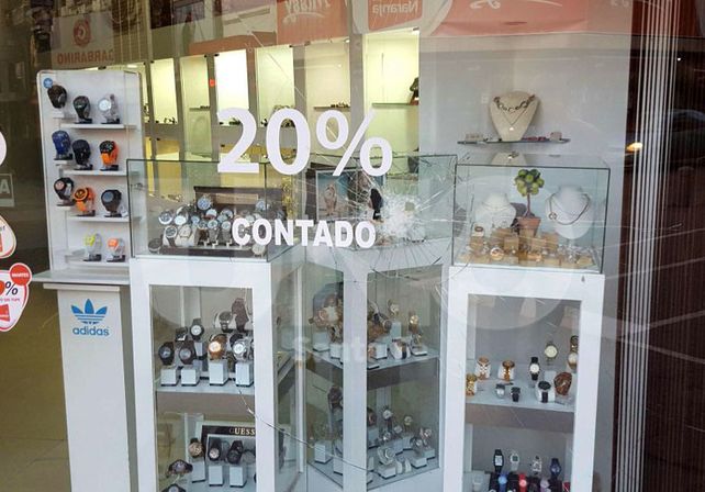 El joven utilizó una barreta para lograr romper el vidrio del comercio y sacar algunos relojes.