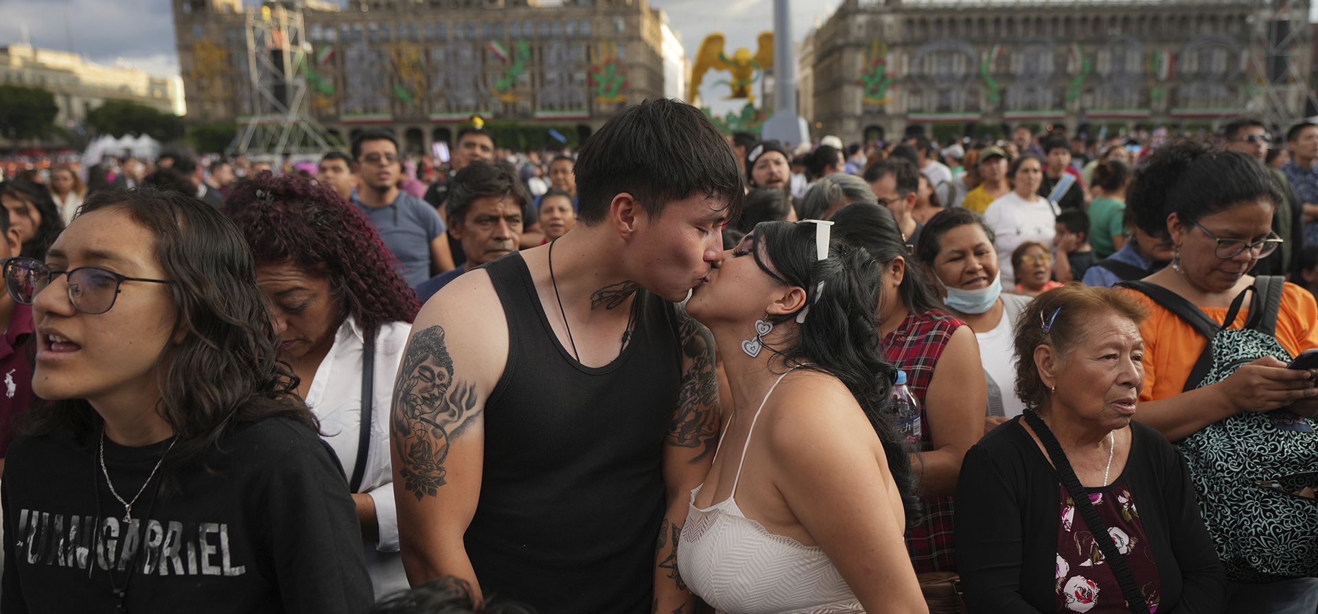 Alan Castaneda besa a su novia Ingrid Flores antes de una exhibición en memoria del fallecido astro del pop mexicano Juan Gabriel en el Zócalo, la plaza principal de la Ciudad de México, el domingo 22 de septiembre de 2024. (Foto AP/Fernando Llano) Alan Castaneda besa a su novia Ingrid Flores antes de una exhibición en memoria del fallecido astro del pop mexicano Juan Gabriel en el Zócalo, la plaza principal de la Ciudad de México, el domingo 22 de septiembre de 2024. (Foto AP/Fernando Llano)
