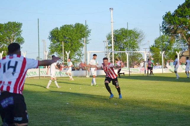 Buen grito. &nbsp;Juventud de Pueyrredón metió tres goles en Santa Isabel.