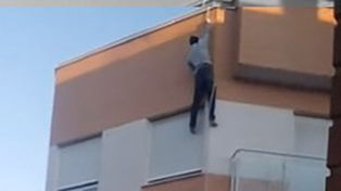 Se olvidó las llaves de su casa, quiso entrar por la ventana, cayó del cuarto piso y murió
