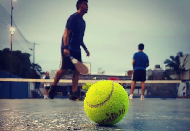 En gateras. El tenis con paleta