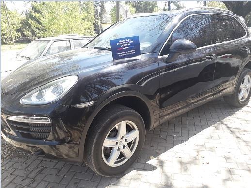 El Porsche Cayanne que un inversor vendió de buena fe y fue recuperado en una agencia de autos.