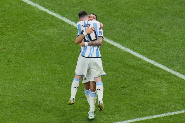 Se abraza Ángel Di María con Lionel Messi luego del segundo gol contra Francia. 