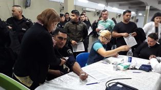 Policías de Santa Fe: el 72% agrega sal a la comida y el 33% tiene alto nivel de glucemia