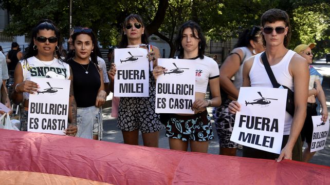 Marcha antifascista: cierre multitudinario con el Monumento a la Bandera de fondo