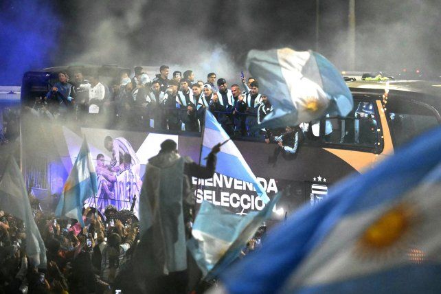 El plantel de Argentina ante una multitud.