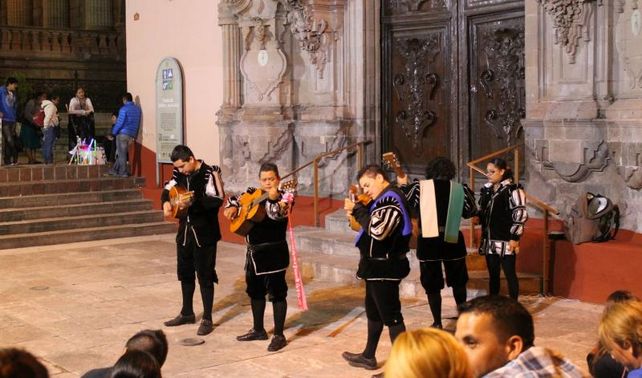 La callejoneada es una de las fiestas populares más coloridas y alegres de la ciudad. &nbsp;