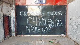 El portón número 7 de la cancha de Colón apareció con otra pintada en un nuevo capítulo de la barrabrava.