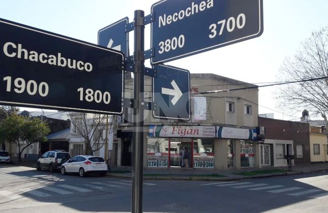 Se bajó de la moto y entró al local con el arma en la mano: Dame todo o te quemo