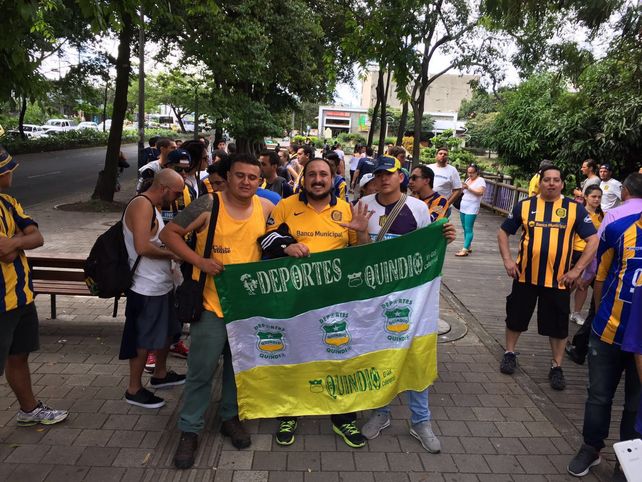 Los hinchas de Central reúnen su euforia canalla en Medellín para ir juntos hacia el estadio
