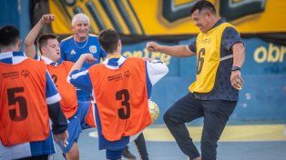 El entrenador de Central, Jorge Almirón, participó de la movida inclusiva.