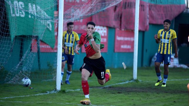 Gol de Aguirre. Neyen OGorman definió con clase ante Lus y sale a festejar con la hinchada del rojiverde.&nbsp;