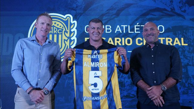 Almirón, junto a Belloso y Lussenhoff, el día en que el DT fue presentado en sociedad en Central.