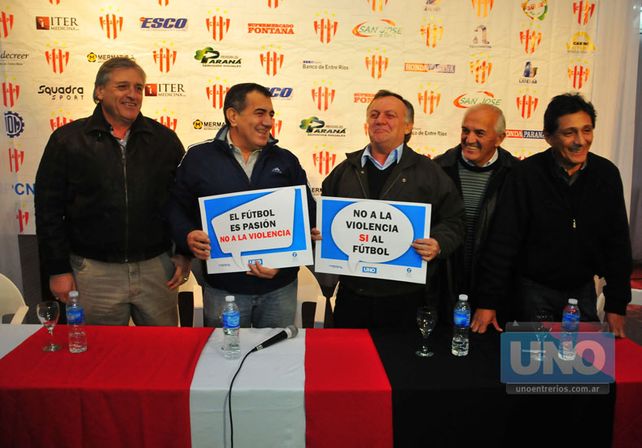 Mismo mensaje. Los directivos de Atlético Paraná y Patronato transmitieron su mensaje en la previa del clásico.  Foto UNO/Juan Manuel Hernández